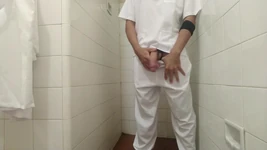 Ben çok yaramaz bir hemşireyim - hastane banyosunda götümü başka bir hemşireye verdiğimi hayal ettim - bölüm 1