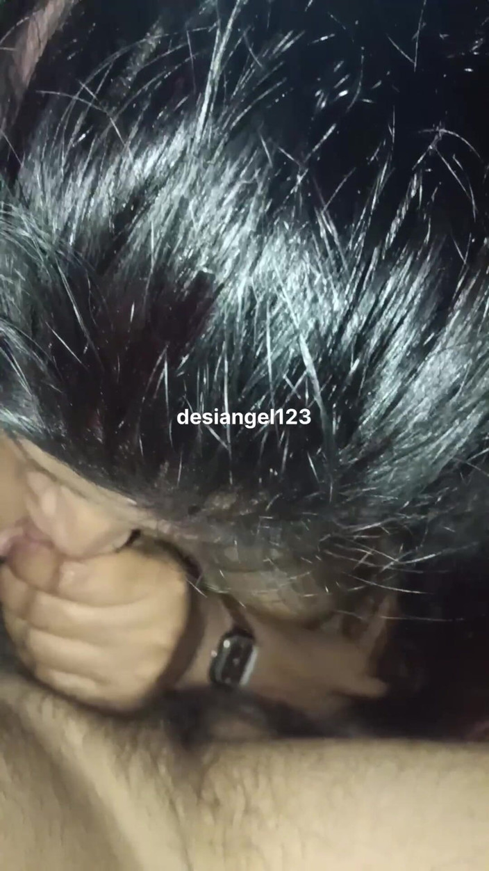 Desiangle: Bhabhi menghisap zakar yang hebat sehingga pancutan mani. Mesti Tonton