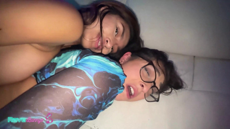 Rave Bunnys: Madison Wilde dan Clara Trinity tegar bertiga!