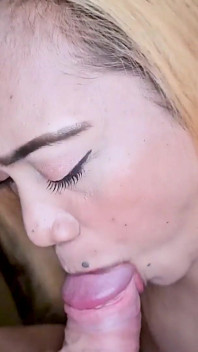 Si blonde Asia berpantat tebal menghisap batang asing