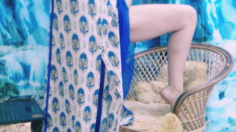 Bolly Karma: Vợ nghịch ngợm trước camera