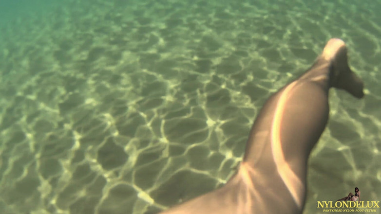 Nylondelux: Bodysuit ve çoraplı deniz altında azdırıyor
