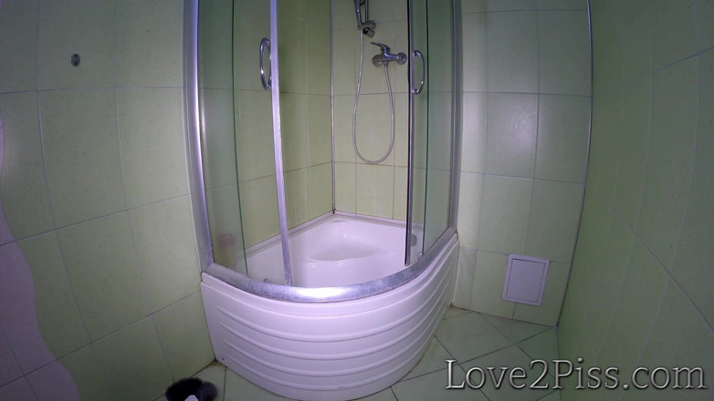 Love 2 Piss: Palenie i sikanie pod prysznicem