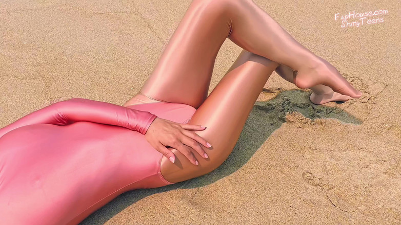 Shiny teens: 901 Lesklé zlaté spandex punčocháče a Leotard na pláži