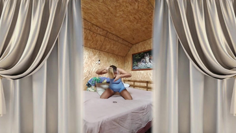 Lukerya: La Casalinga Calda Lukerya Saluta Un Nuovo Giorno.