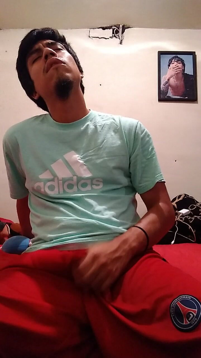 AlexAlejandro13: इन शॉर्ट्स को थोड़ा-थोड़ा करके उतारो ताकि मेरा लंड सख्त हो जाए