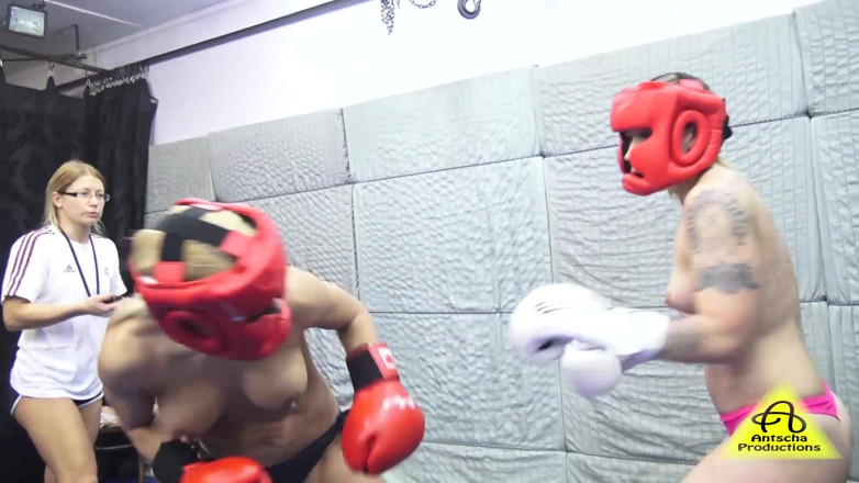 NM fetish wrestling videos by Princess Nikki: สาวหน้าอกใหญ่ถูกน็อคระหว่างการแข่งขันชกมวย