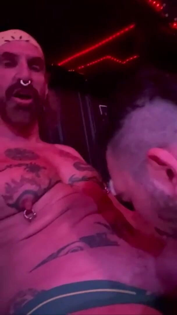 Trent Beaufort: Servind un tată vitreg excitat în club