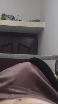 Cậu bé sáu gói nóng bỏng đang làm chủ trong phòng