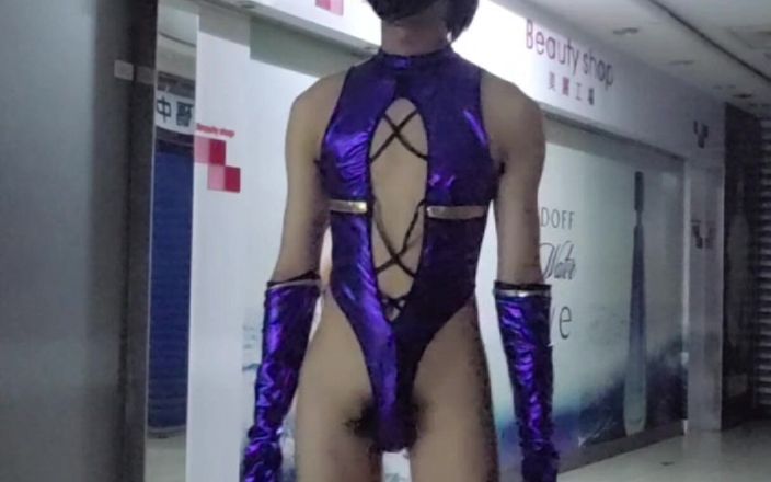 NotAFuta: Kitana exhibitionist in half verlaten winkelcentrum