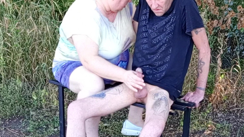 Zona901: Granne suger min kuk i parken på en bänk tills...