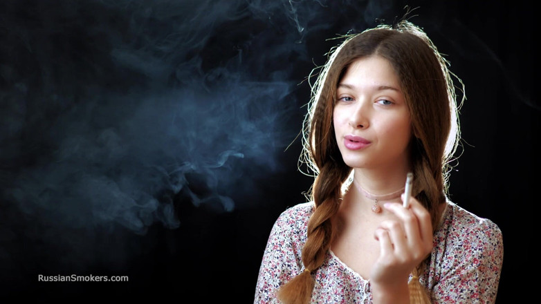 Russian Smokers: Sexig rysk flicka som röker cigarett långsamt retas