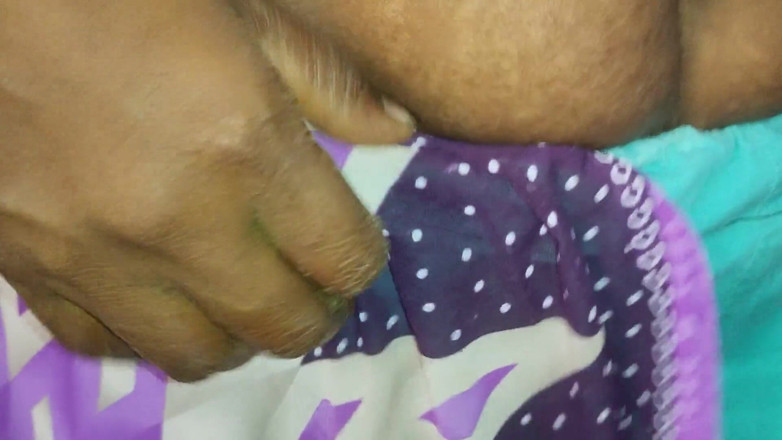 Santhi89: Makcik Tamil cantik dengan buah dada yang sangat panas dan...