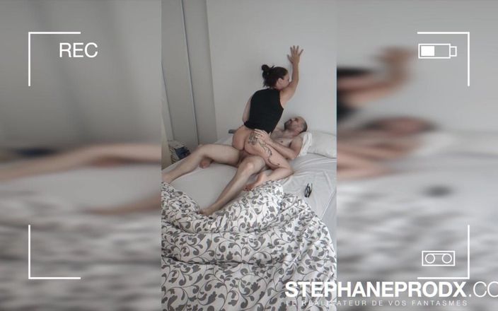 Stephprodx: Achter de schermen streelt Ellie zichzelf in bed en neukt...