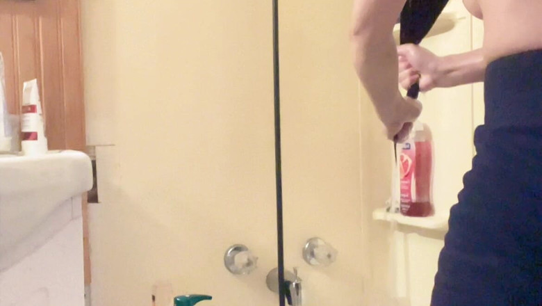 sweethanajapanese: Hana se lava el pelo en la bañera - teta pequeña...