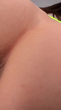 Cewek pinay seksi dengan celana dalam thong kuning neon suka banget dientot sama kontol besar dan pamer pantat bahenolnya - close up