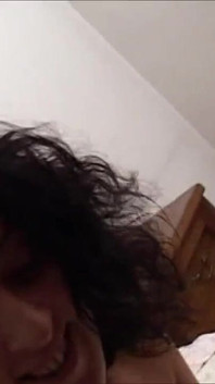 Owłosiona cipka seksownej młodej laski została zerżnięta, a jej twarz kremowana