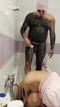 Pasangan amatir lagi mandi, memek berbulu istri, pantat montok, toket besar.