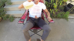 Lapetus: Rewetting seluar dan mencurahkan 1/2 gelen kencing pada zakar saya