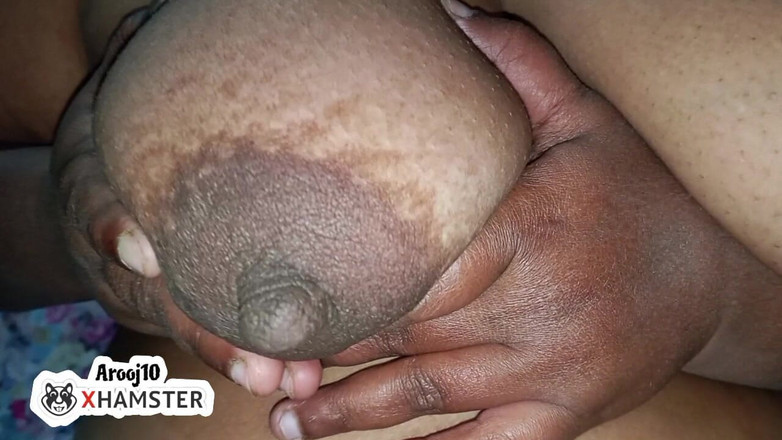 Arooj10: Velká přírodní ebenová prsa zblízka