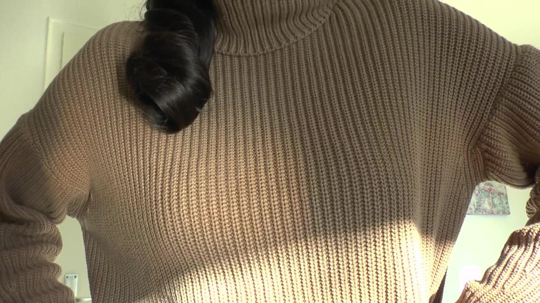 Lady Victoria Valente: Stříkni na můj svetr! Lady Victoria Valente v tlustém roláku