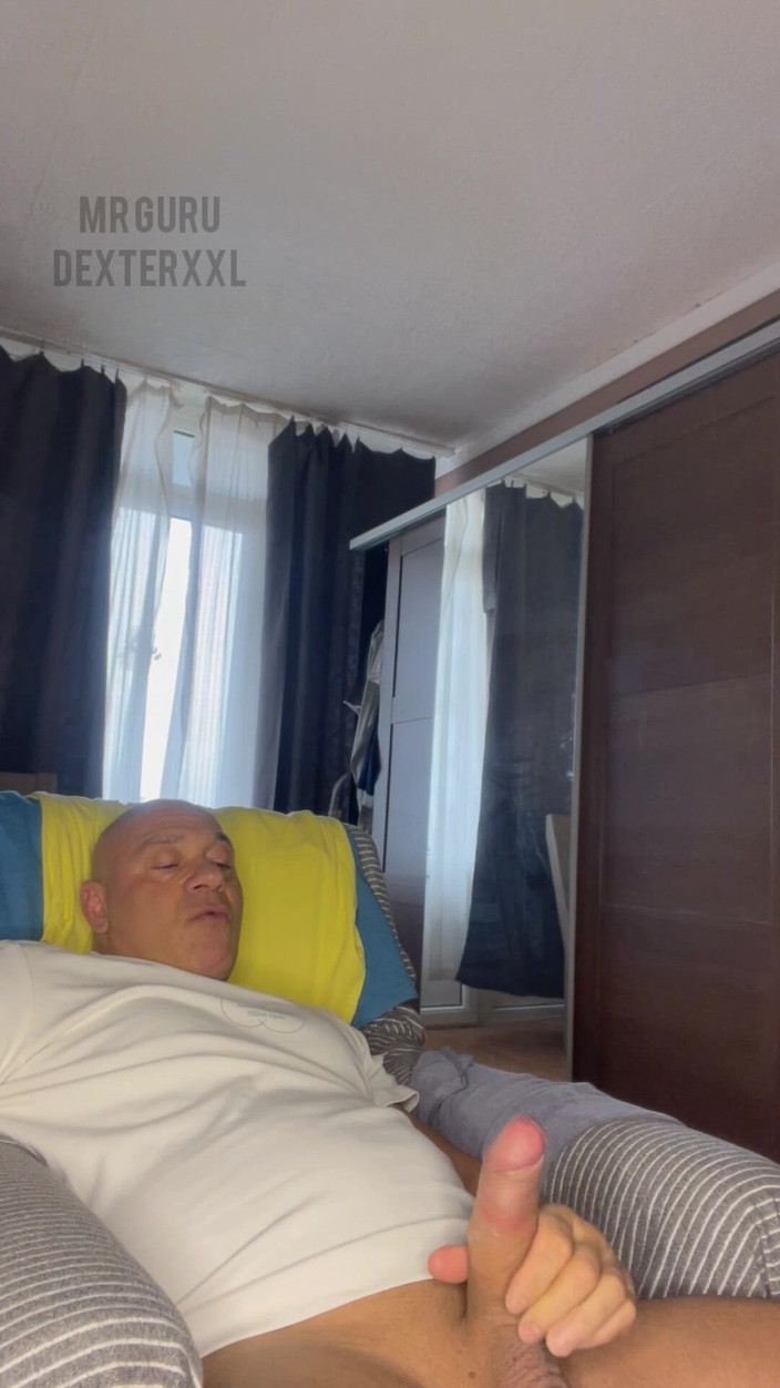 Mr. Guru: Pembina badan melancap Encik Guru melancap