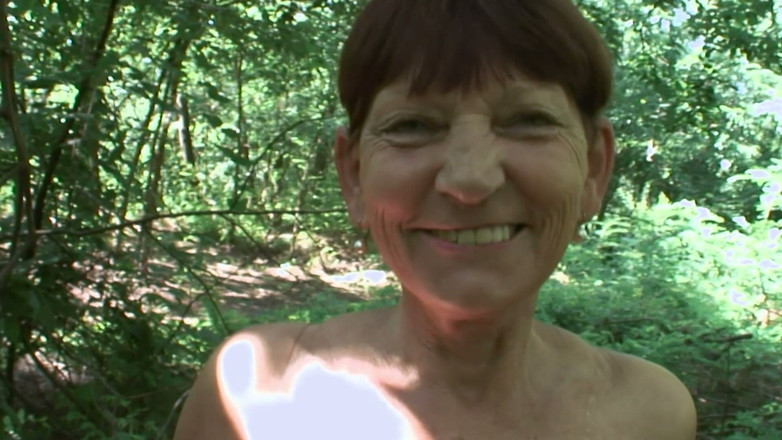 Hot Mature Adventures: Bionda succhia il cazzo e lo cavalca all'aperto