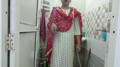 Saarabhabhi6: Moje nevlastní sestra mě tajně přistihla při koupeli v koupelně...