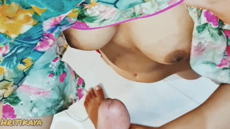 Hritikabby: Ragazza carina ha mostrato tette e dita video virale