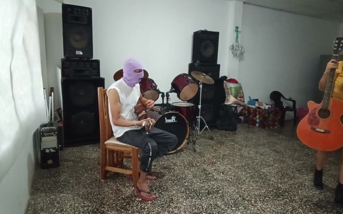 Goky: Sexi Music Teacher Poses Cachondo to Pupil