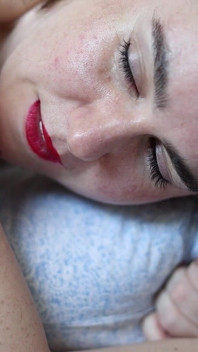 Vieni nella jacuzzi e pulisci la mia schiena