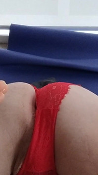 Crossdresser Mencoba Posisi Baru Untuk Memasukkan Dildo