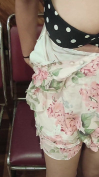 Ragazza calda nuda con il suo amico dell'ufficio mentre gioca a stone paper