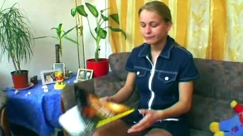 My German Amateurs: มือสมัครเล่นผมบลอนด์สไลด์ดิลโด้สีแดงลึกเข้าไปใน