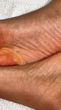Une MILF crache sur ses pieds pour que vous adorons