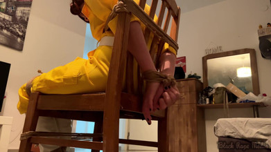 Miriam Slave: April O'Neil Cosplay onder stoel
