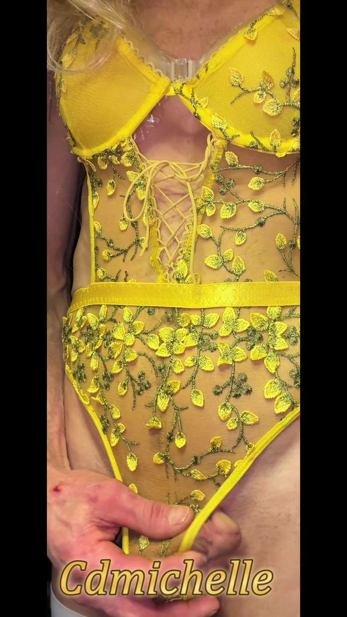 Sexy crossdresser wearing lingerie everything sexy: Cdmichelle Sarı Tek Parça Vücutlu Beyaz Elbise Giyiyor