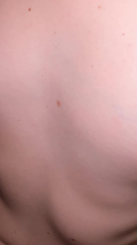 J’éjacule sur les petits seins de ma demi-sœur !