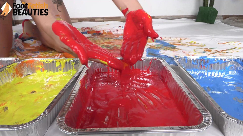 Foot Fetish HD: 수상 경력에 빛나는 예술을 만들기 위해 페인트로 발과 손을 코팅하는 갈색 머리 디바