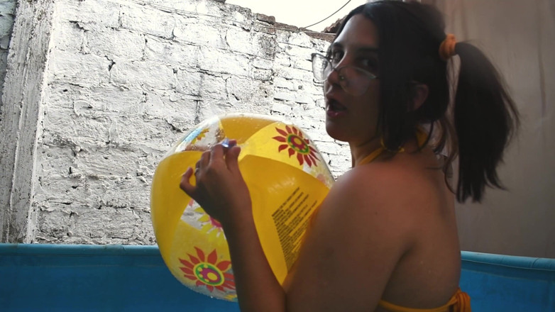 melu_world: Jogar e provocar yellow beachball na festa na piscina - Bunny...