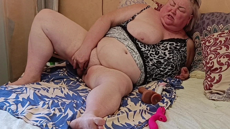 Zona901: Madrasta com buceta grande se masturba com brinquedos