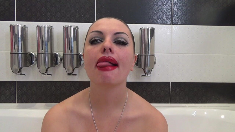 Goddess Misha Goldy: Buze mirositoare, sărutări, față de rață cu buze uriașe roșii....