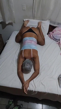 Ladysilva im bett macht live-chat, zeigt ihren followern ihren heißen arsch