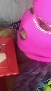 Возбужденная замужняя милфа сосала наши два члена и попросила нашу сперму на ее еду 1