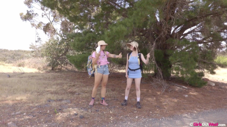 Girls Out West: Süße behaarte mädchen werden während einer lesbischen orgie im australischen...