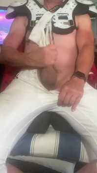 Jockdad87 futbol takımı ve pantolonunun içinde fındık