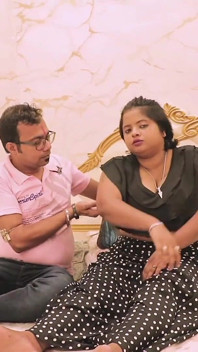 Hermosa india chica en trío romántico