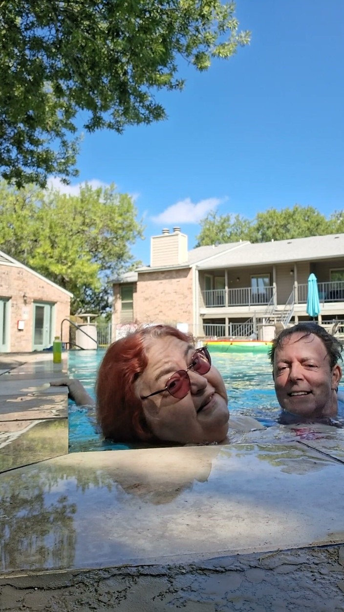 BBW nurse Vicki adventures with friends: Grandota Pareja Ama Besar La Piscina