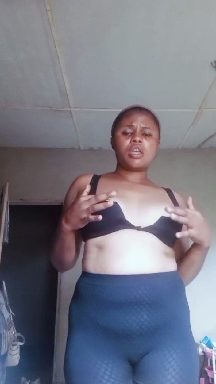 Lovelee: Nigeryjska wiejska dziewczyna tryska na żywo wideo