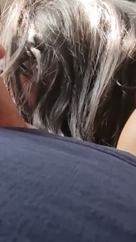Minha esposa se reveza dando boquetes para mim e o hóspede. Cena completa. Ep 32804